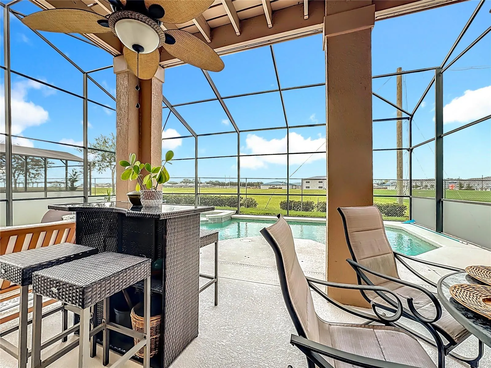 526 HENLEY CIR