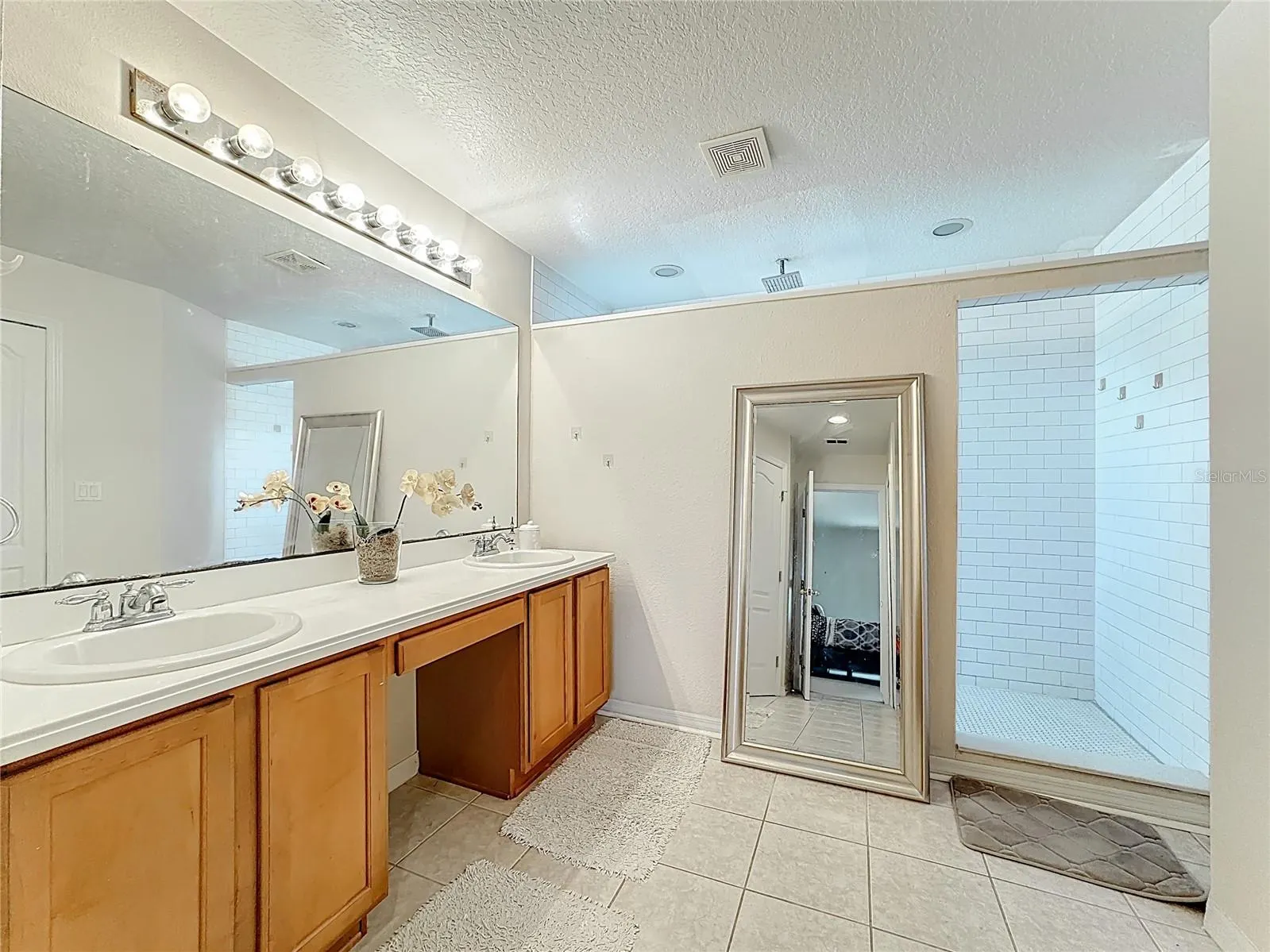 526 HENLEY CIR