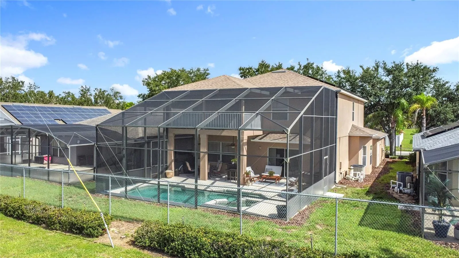 526 HENLEY CIR