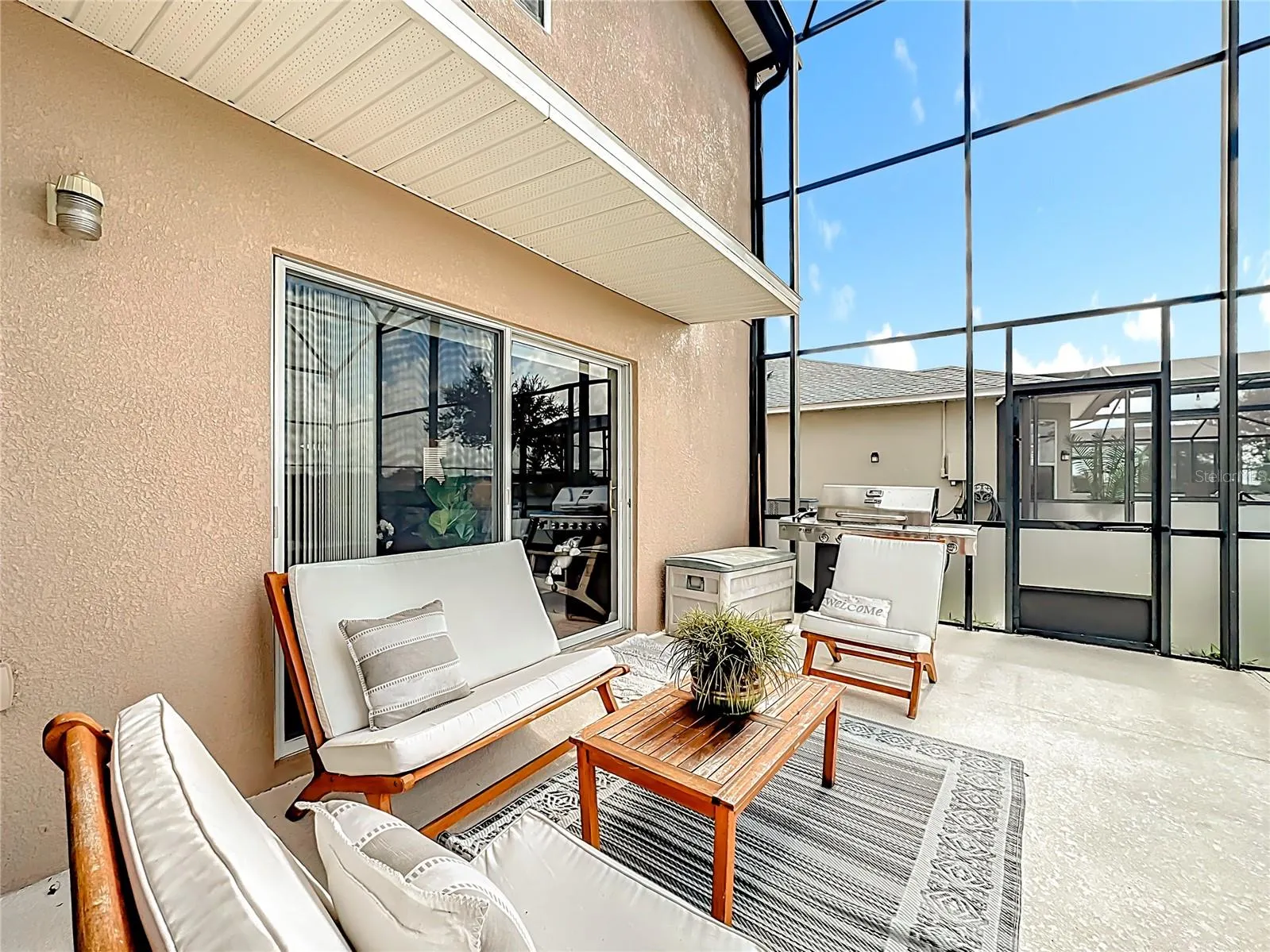 526 HENLEY CIR