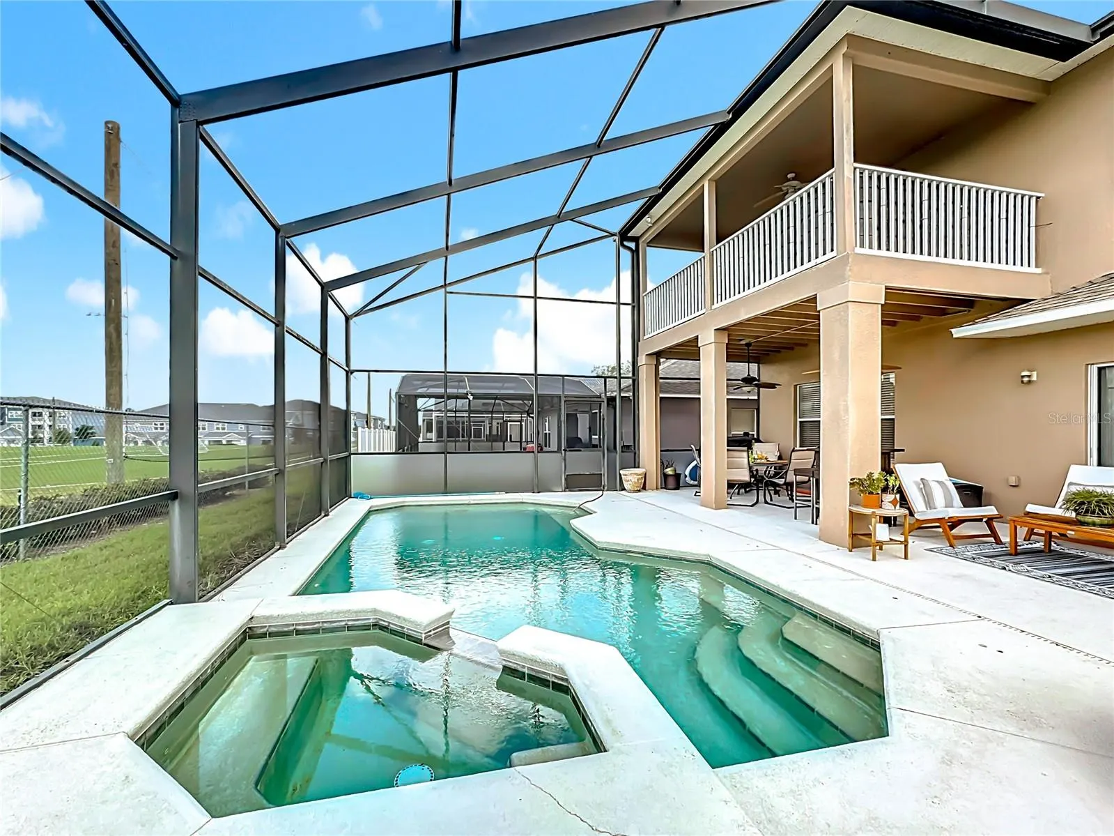 526 HENLEY CIR