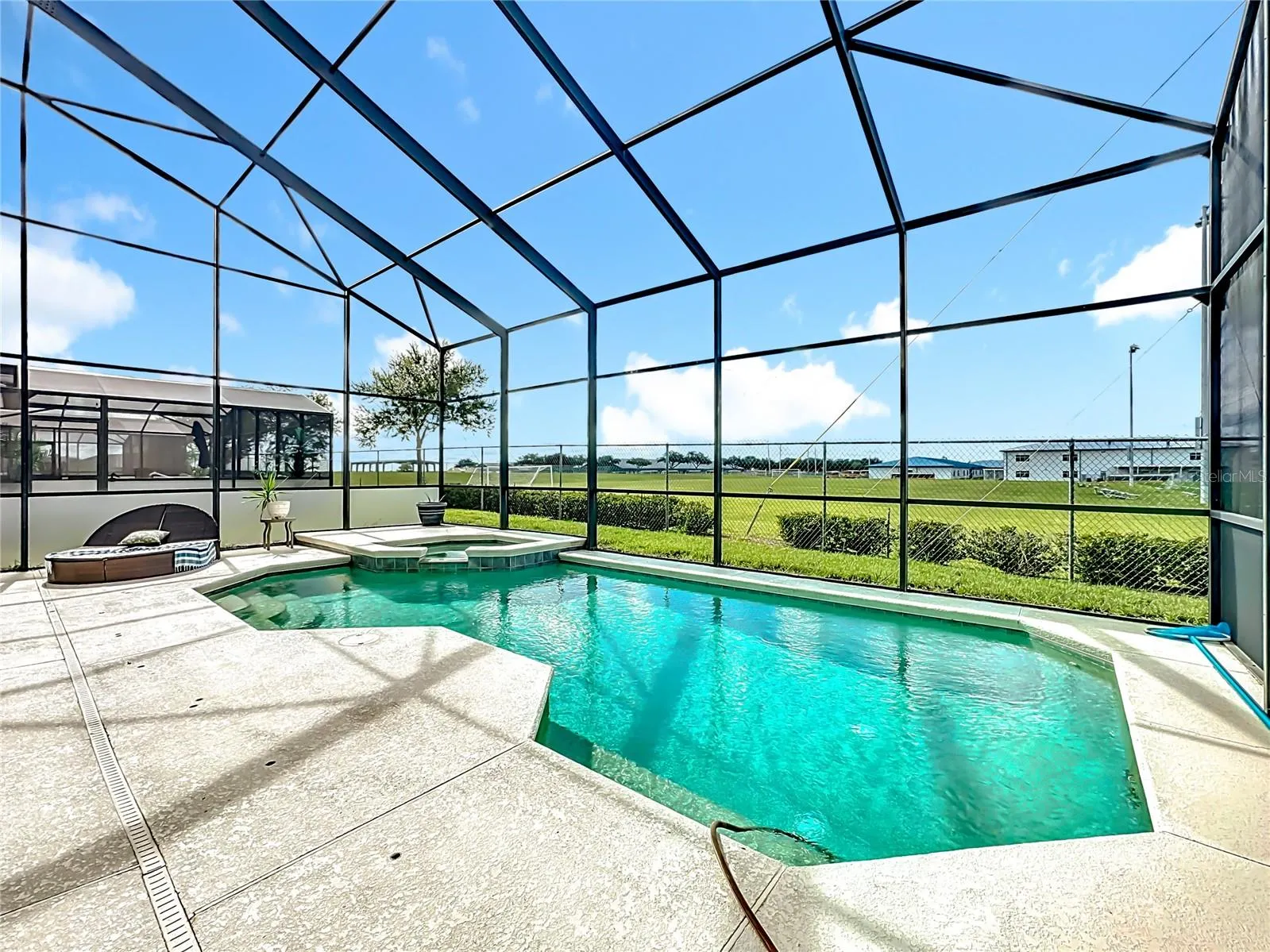 526 HENLEY CIR