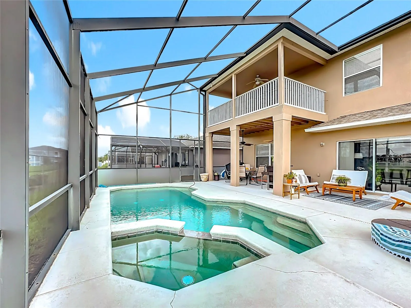 526 HENLEY CIR