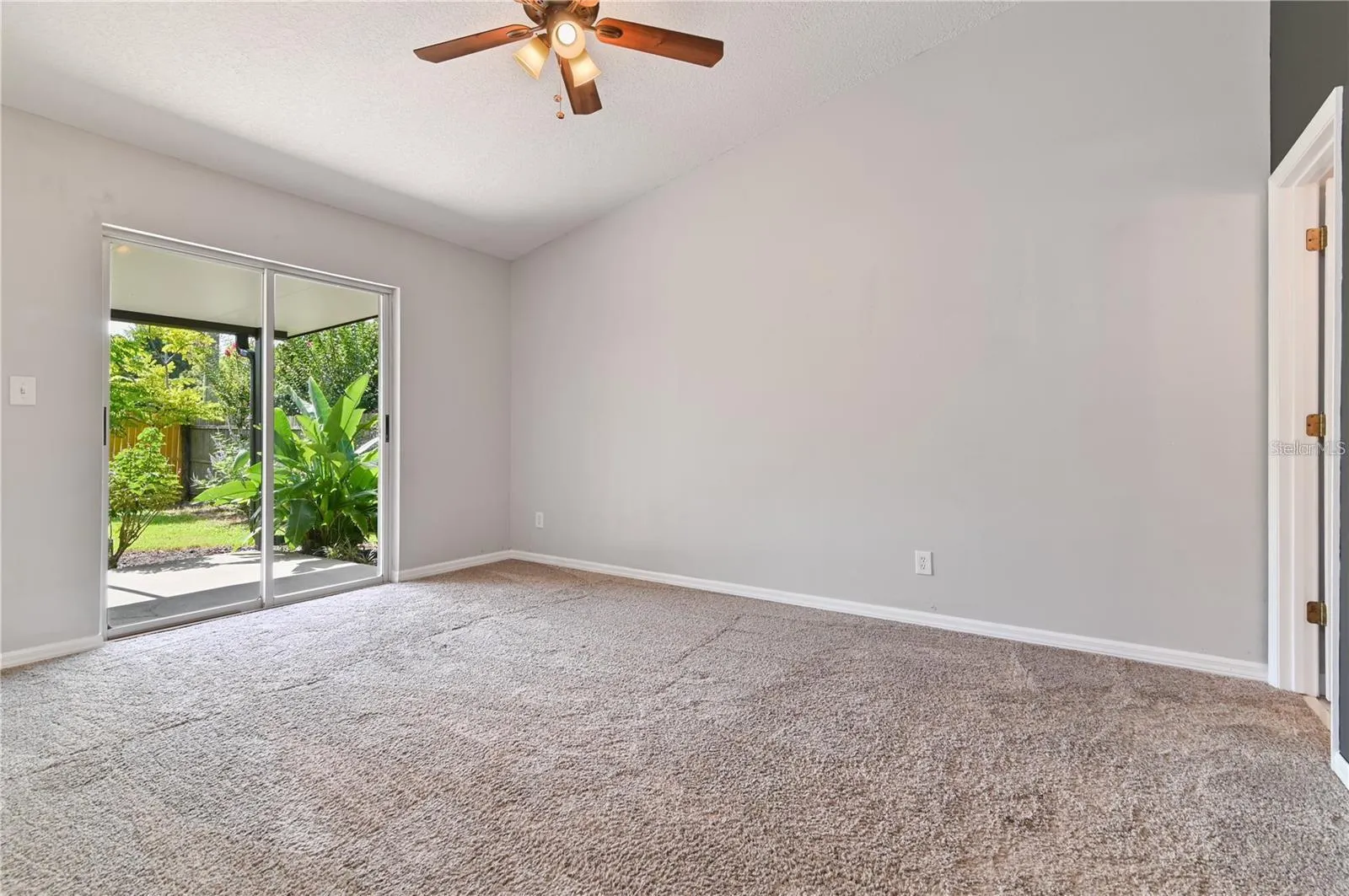 929 ROBINSON AVE