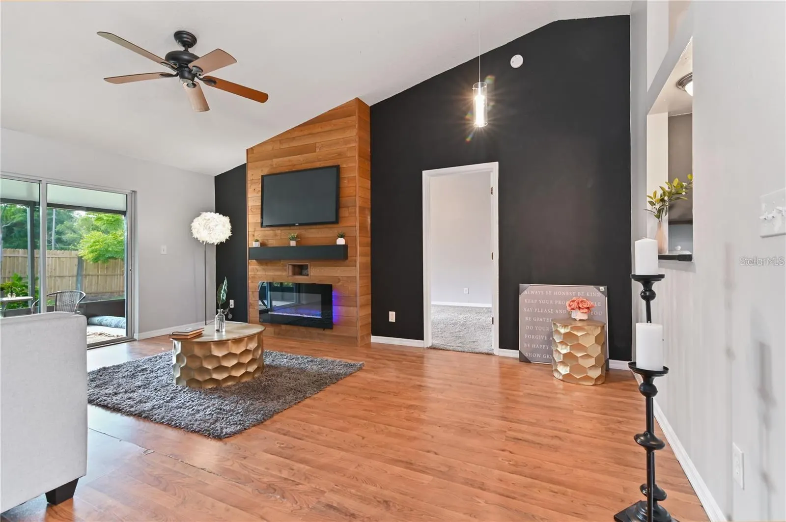 929 ROBINSON AVE