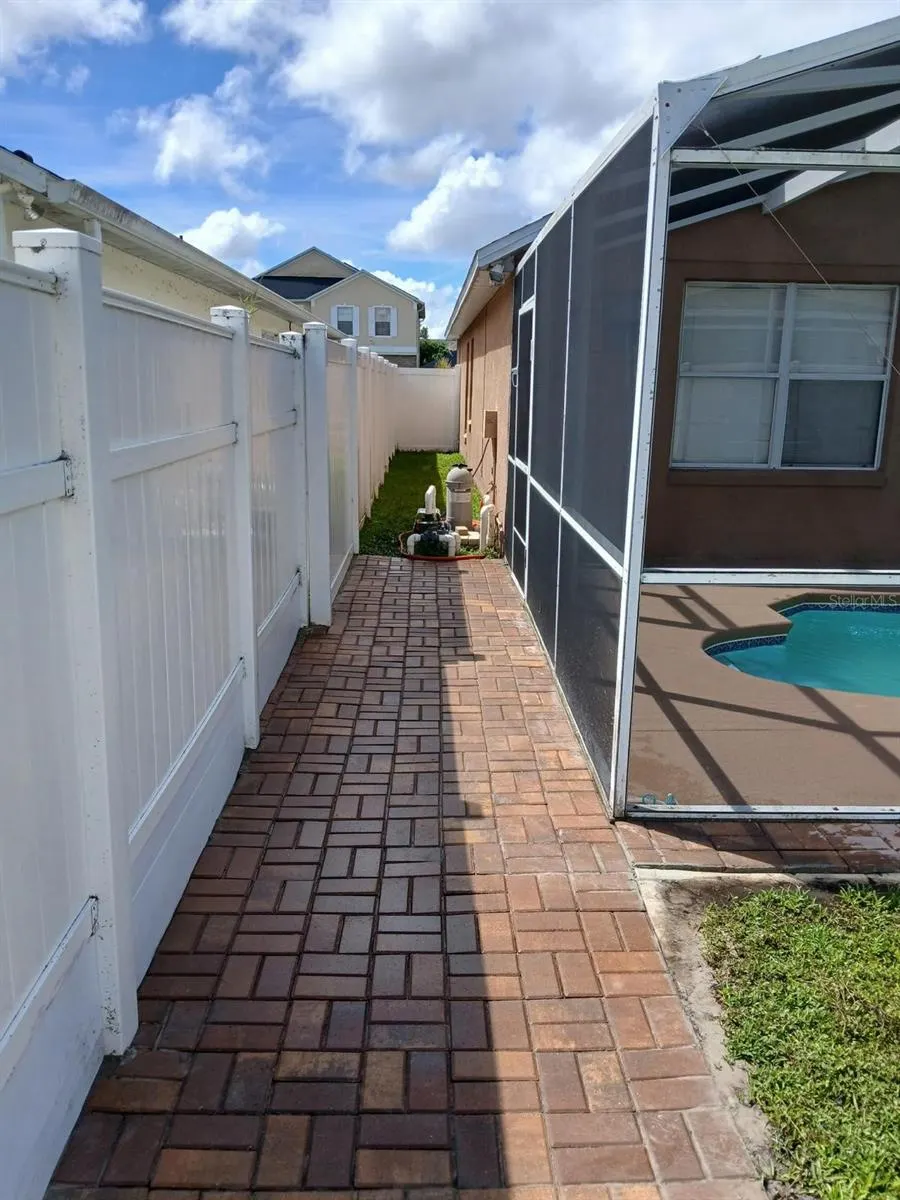 2182 MALLARD CREEK CIR