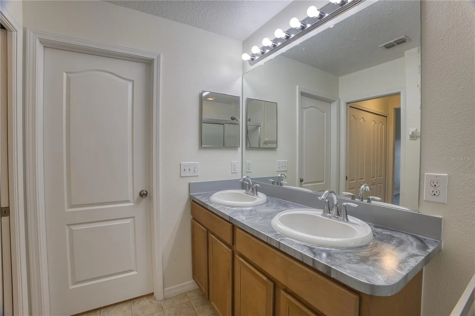 3126 RODRICK CIR