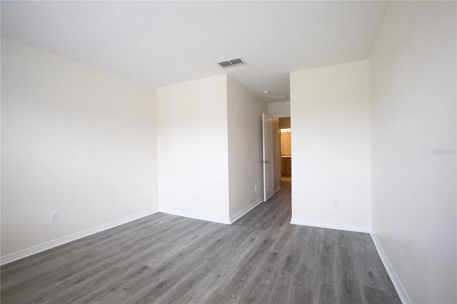 3126 RODRICK CIR