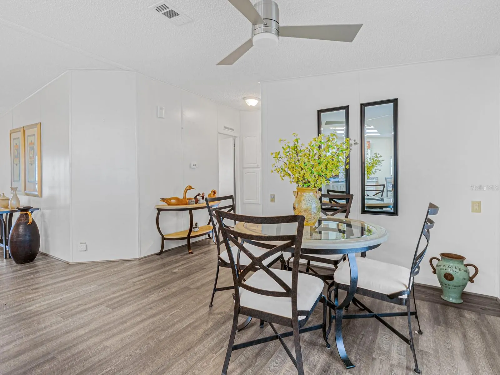 403 CHALLENGER AVE