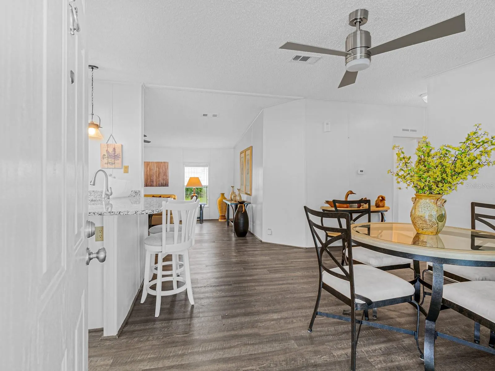 403 CHALLENGER AVE