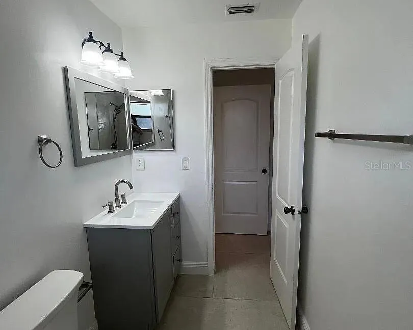 686 ROYALTY CT