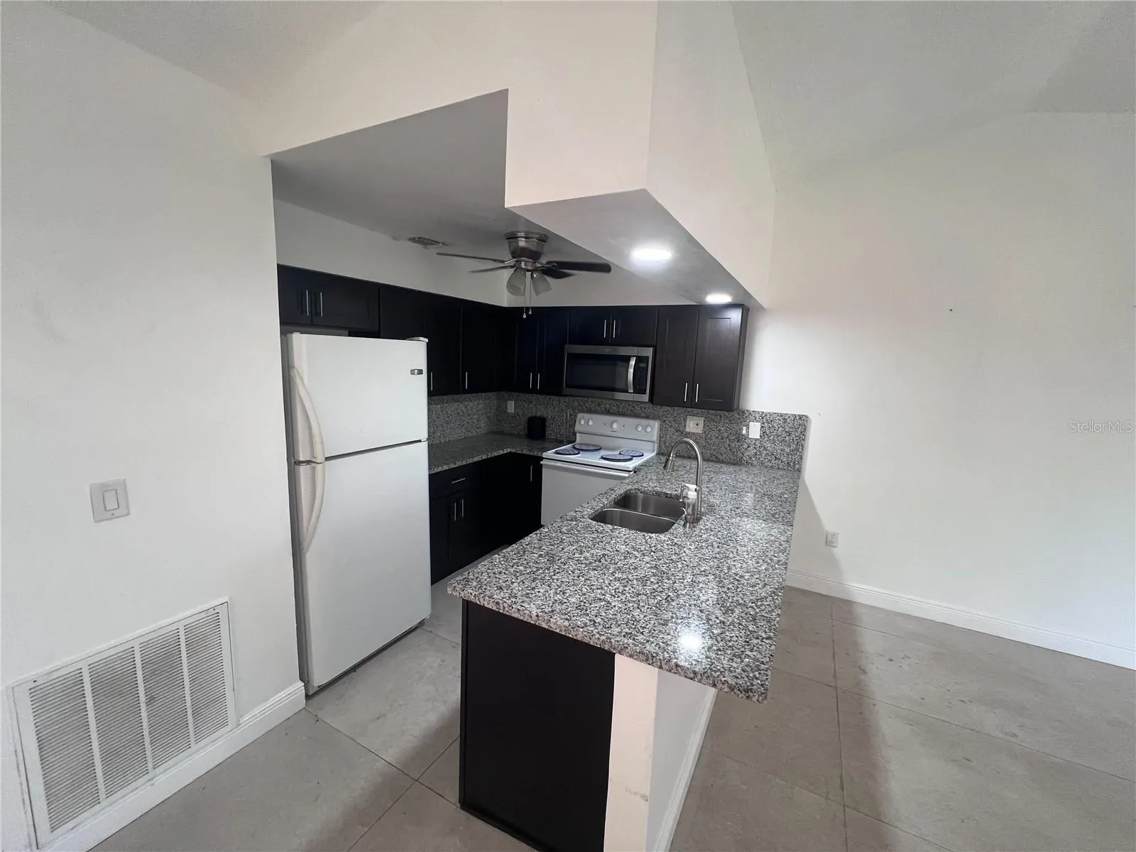 686 ROYALTY CT