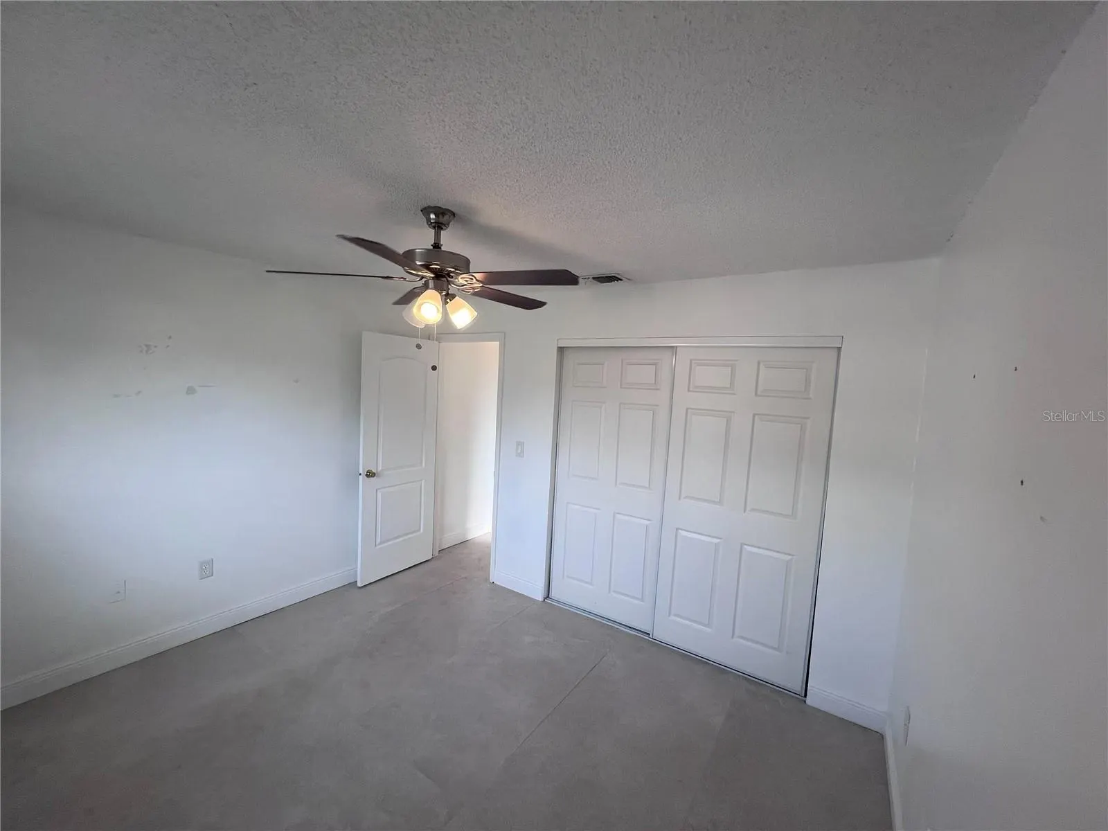 686 ROYALTY CT