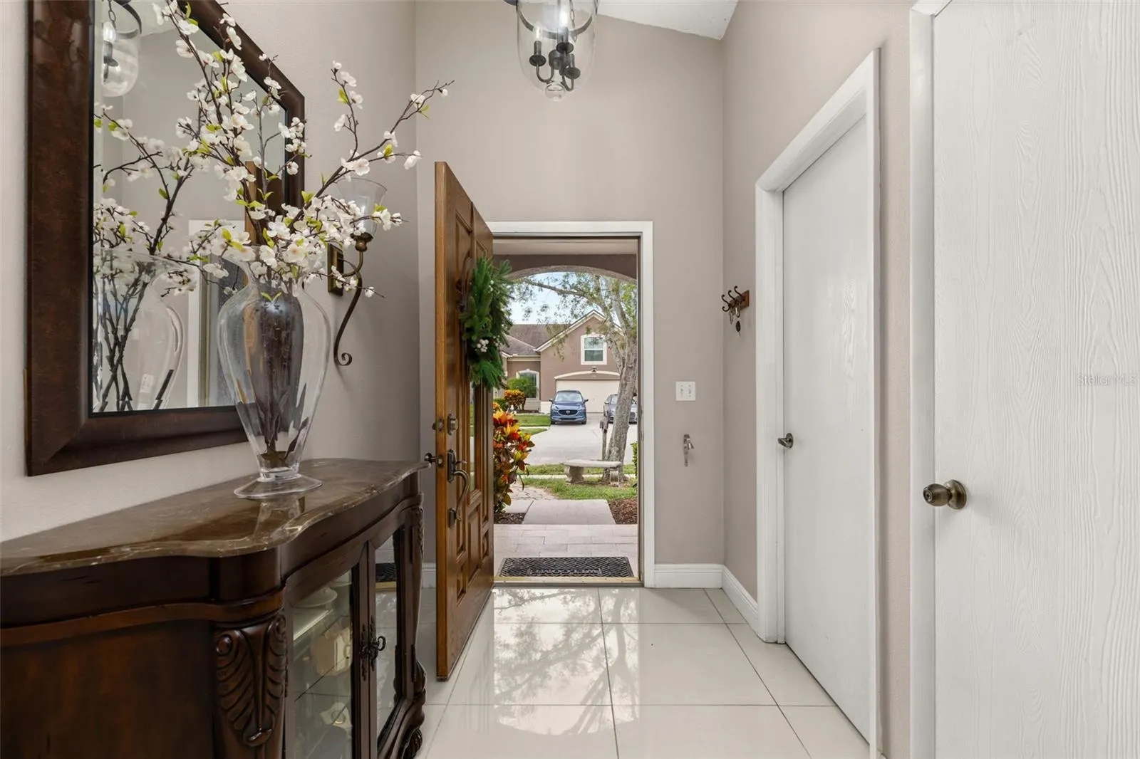 211 LOCKBREEZE DR