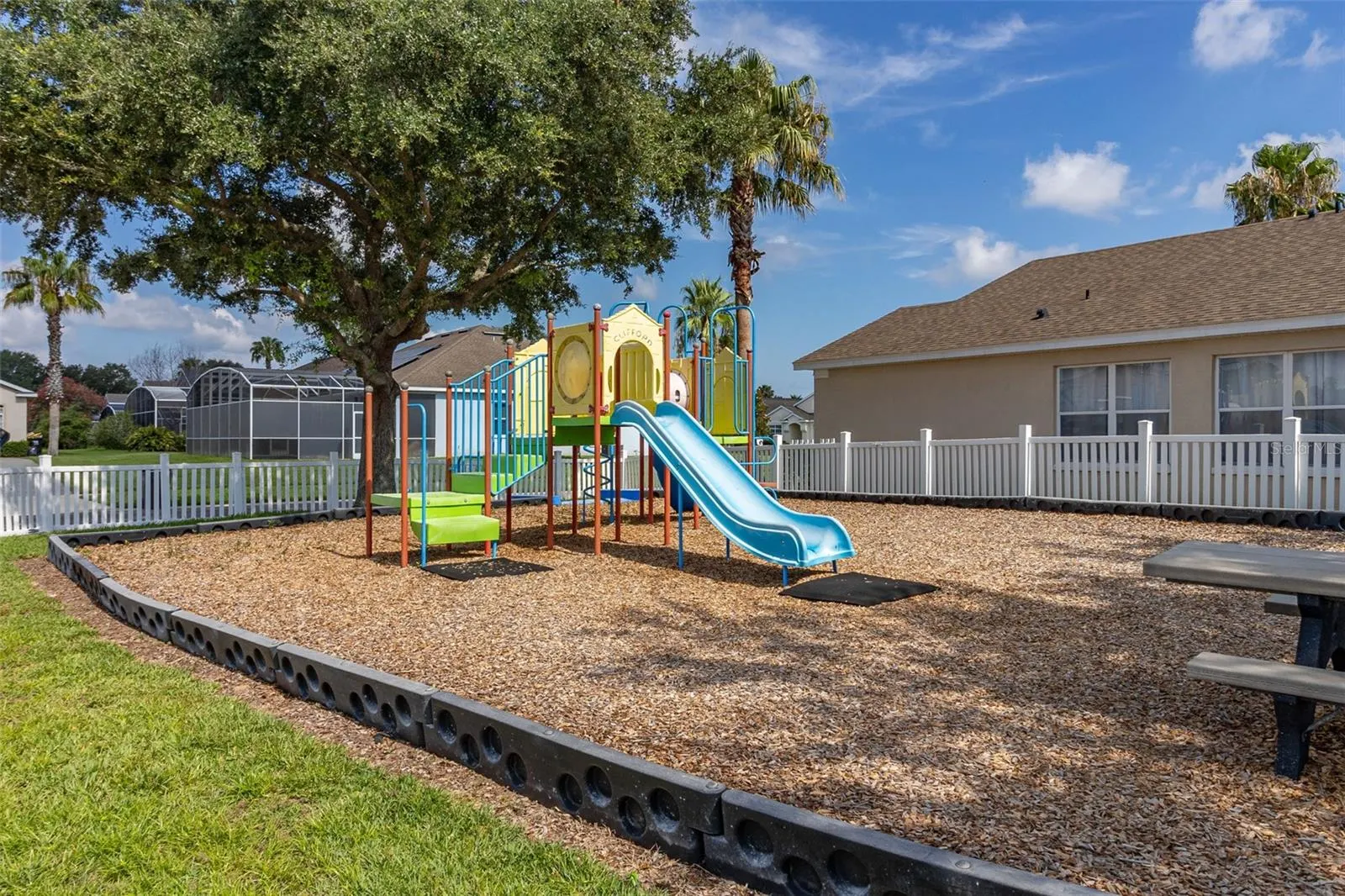 211 LOCKBREEZE DR