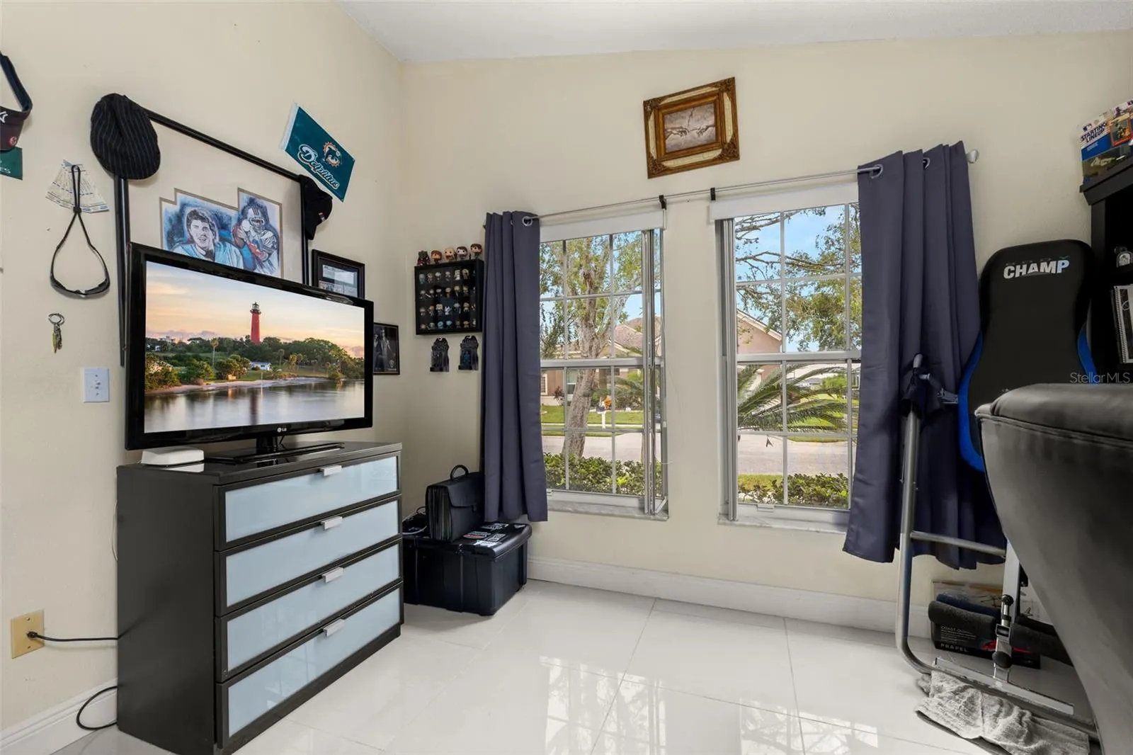 211 LOCKBREEZE DR