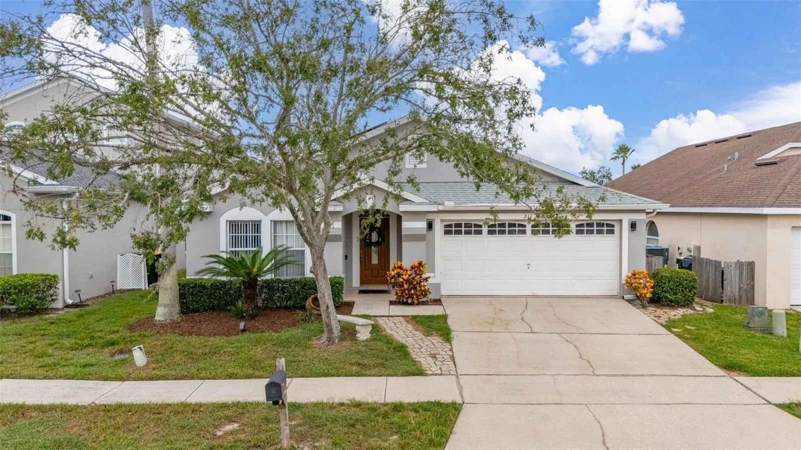 211 LOCKBREEZE DR