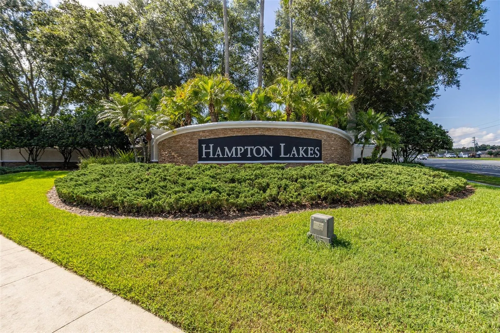211 LOCKBREEZE DR