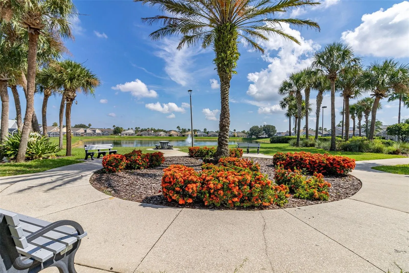 211 LOCKBREEZE DR