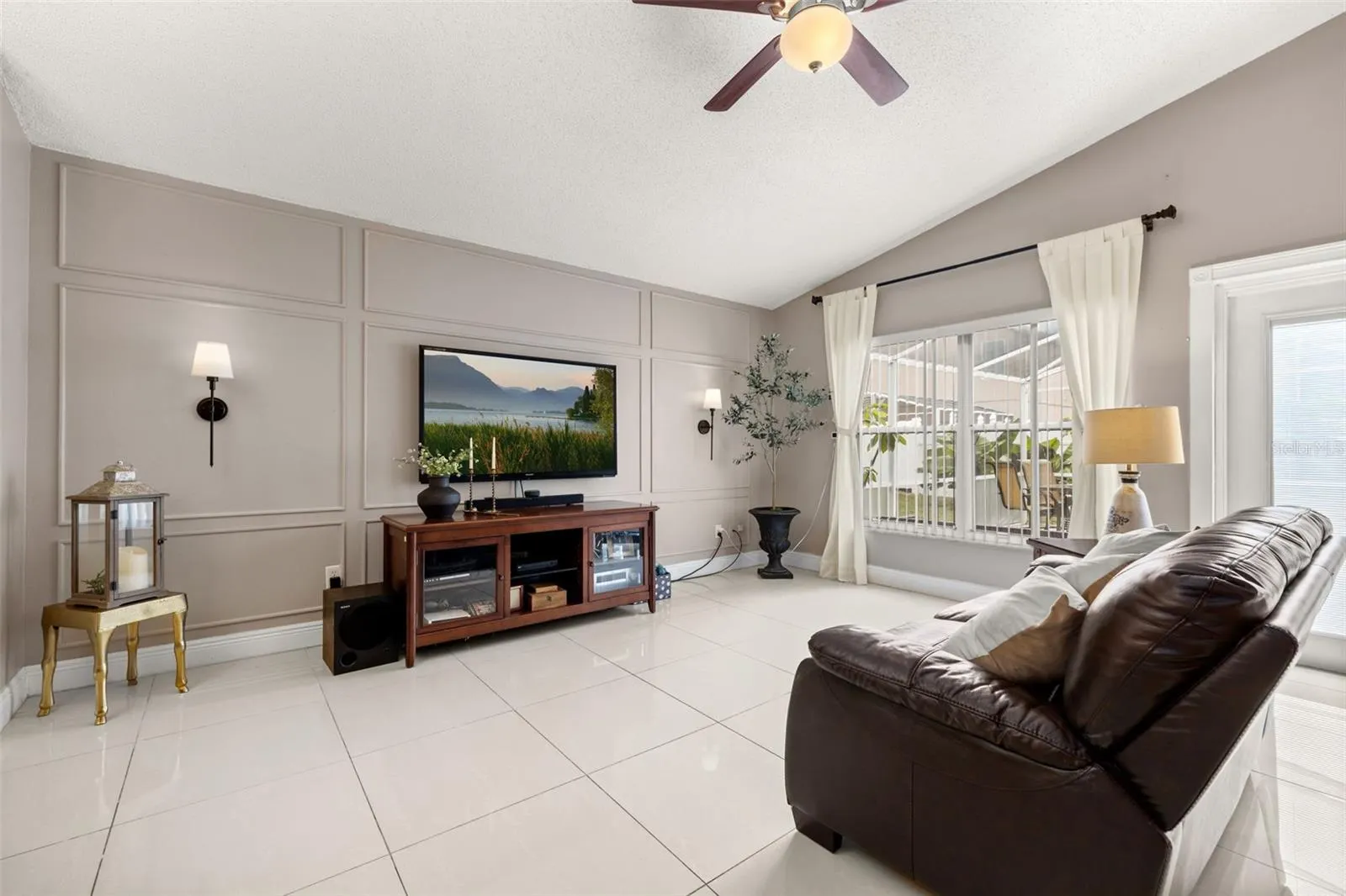 211 LOCKBREEZE DR