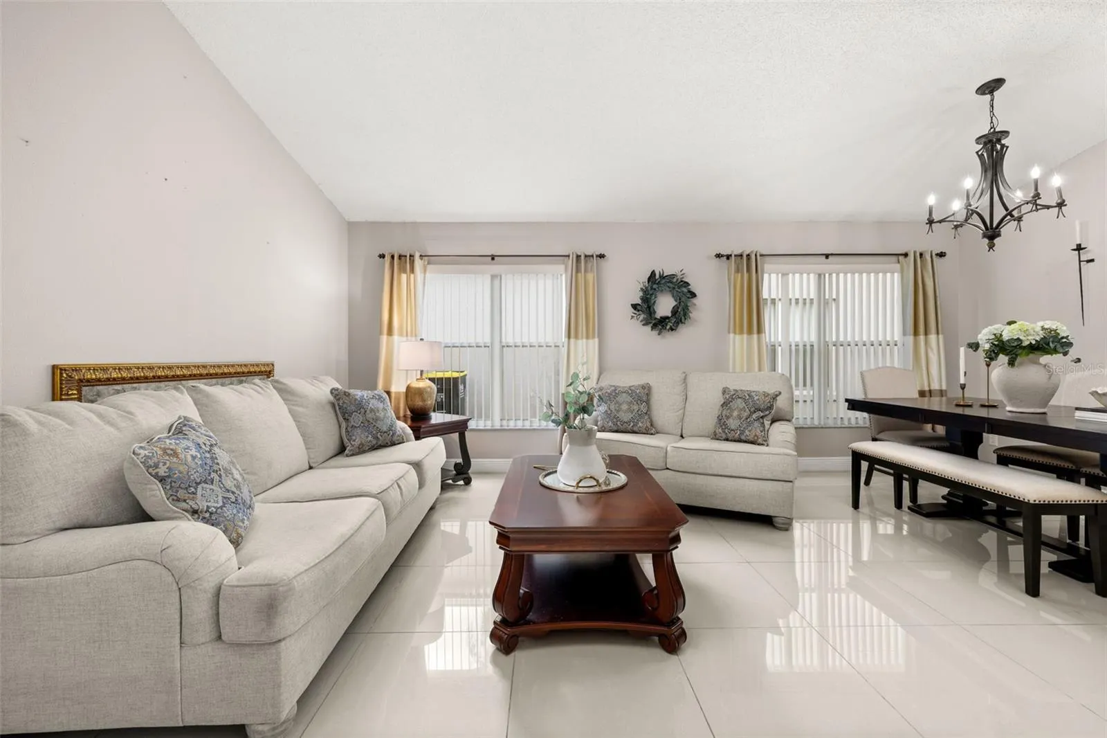 211 LOCKBREEZE DR