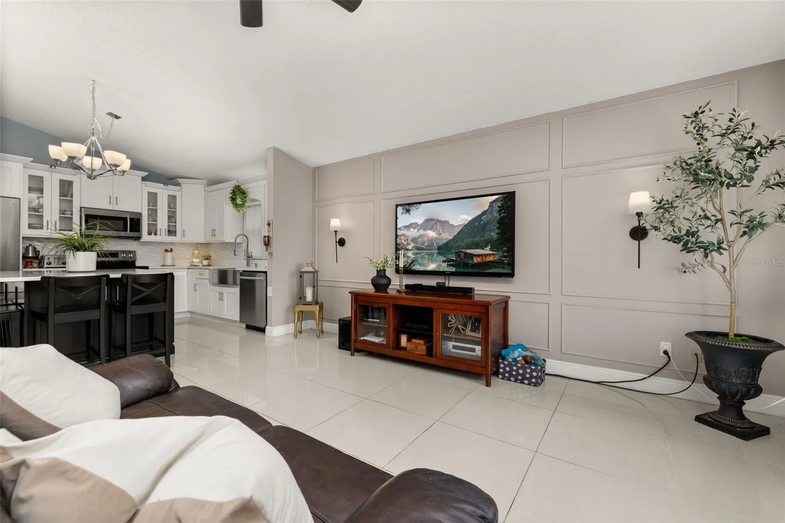 211 LOCKBREEZE DR