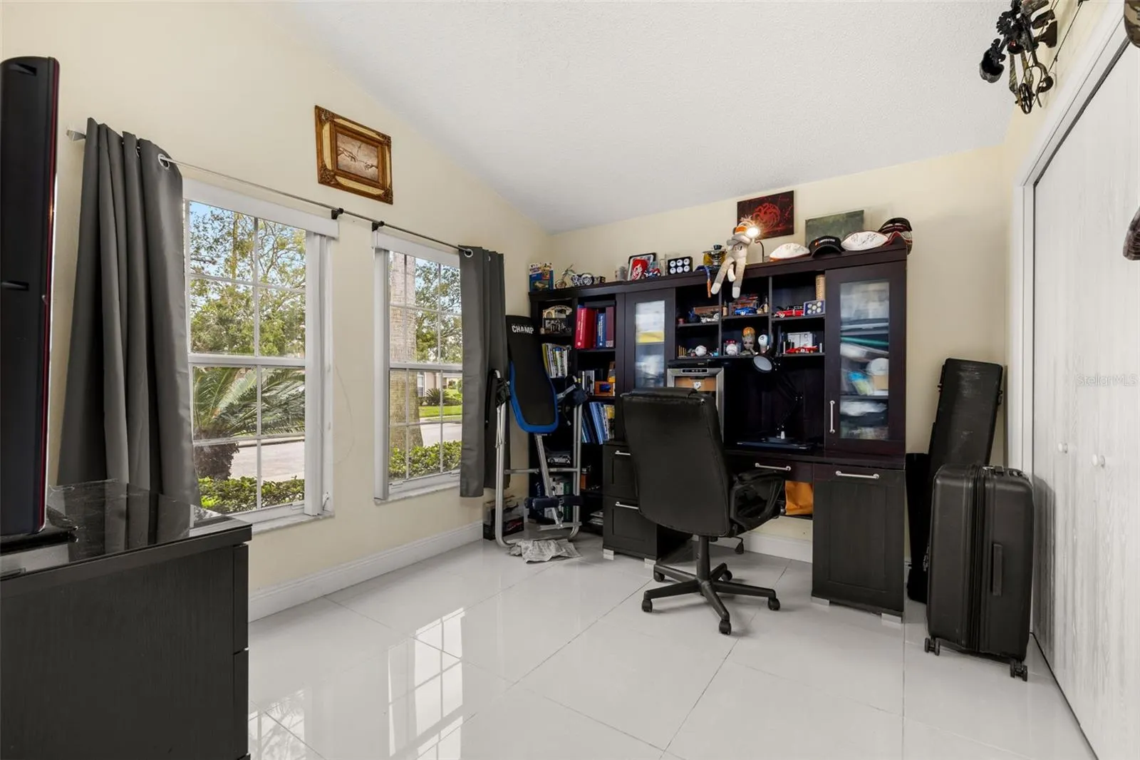 211 LOCKBREEZE DR