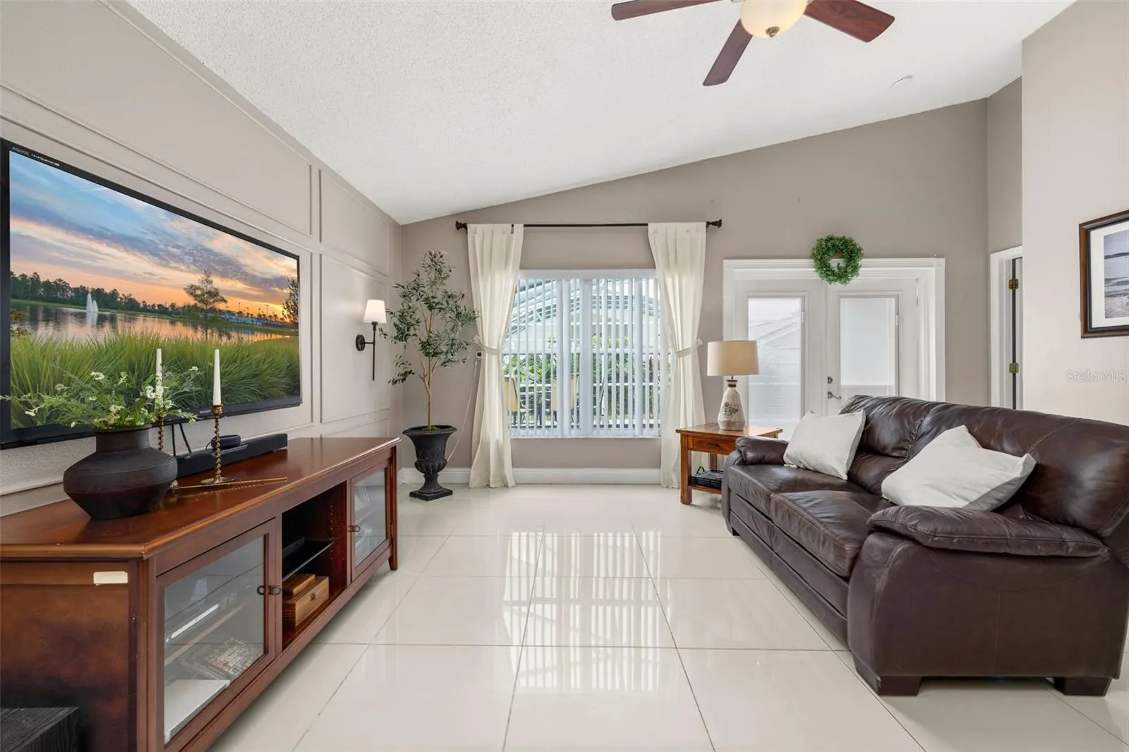211 LOCKBREEZE DR