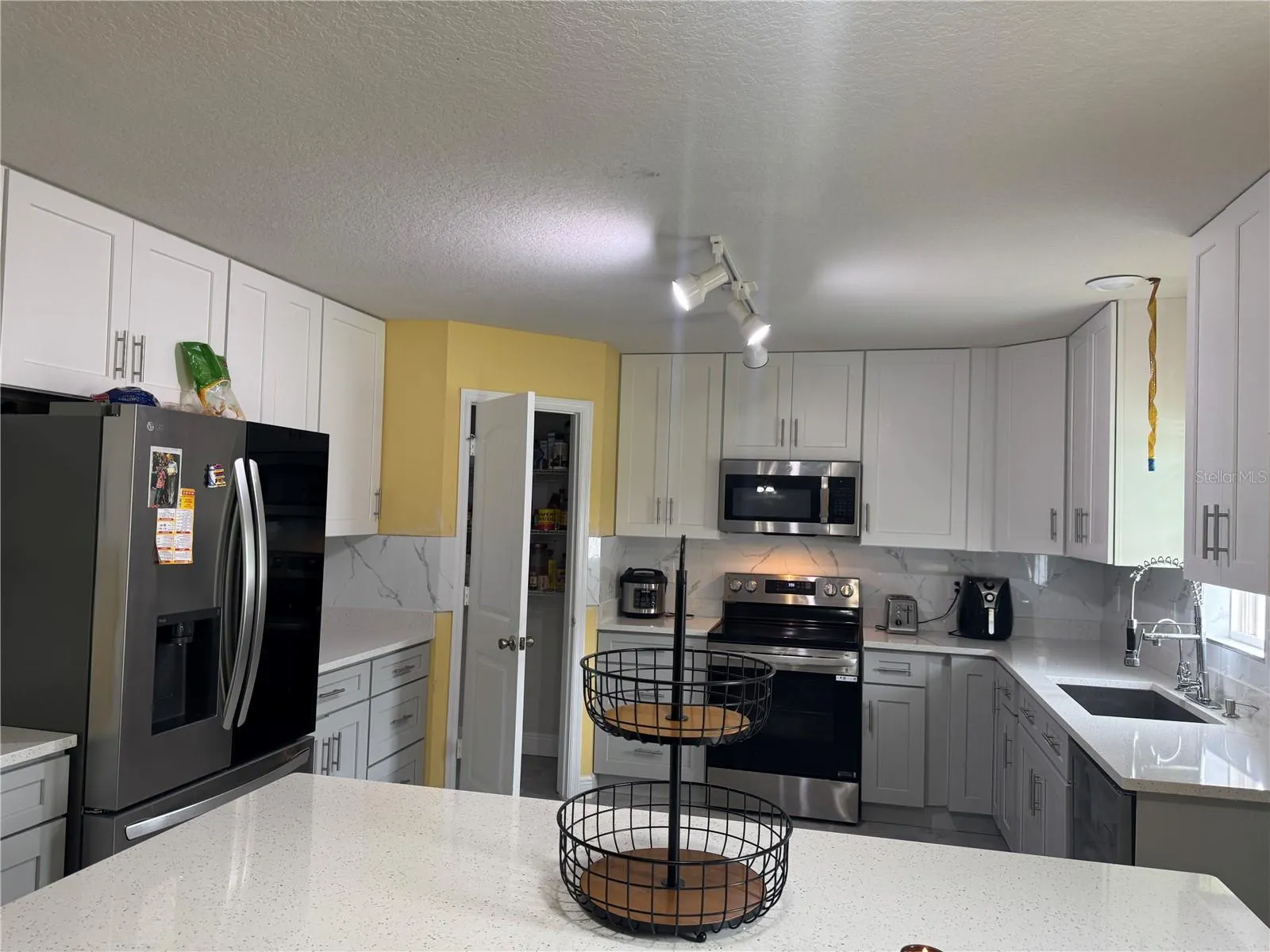 256 BEGONIA LN