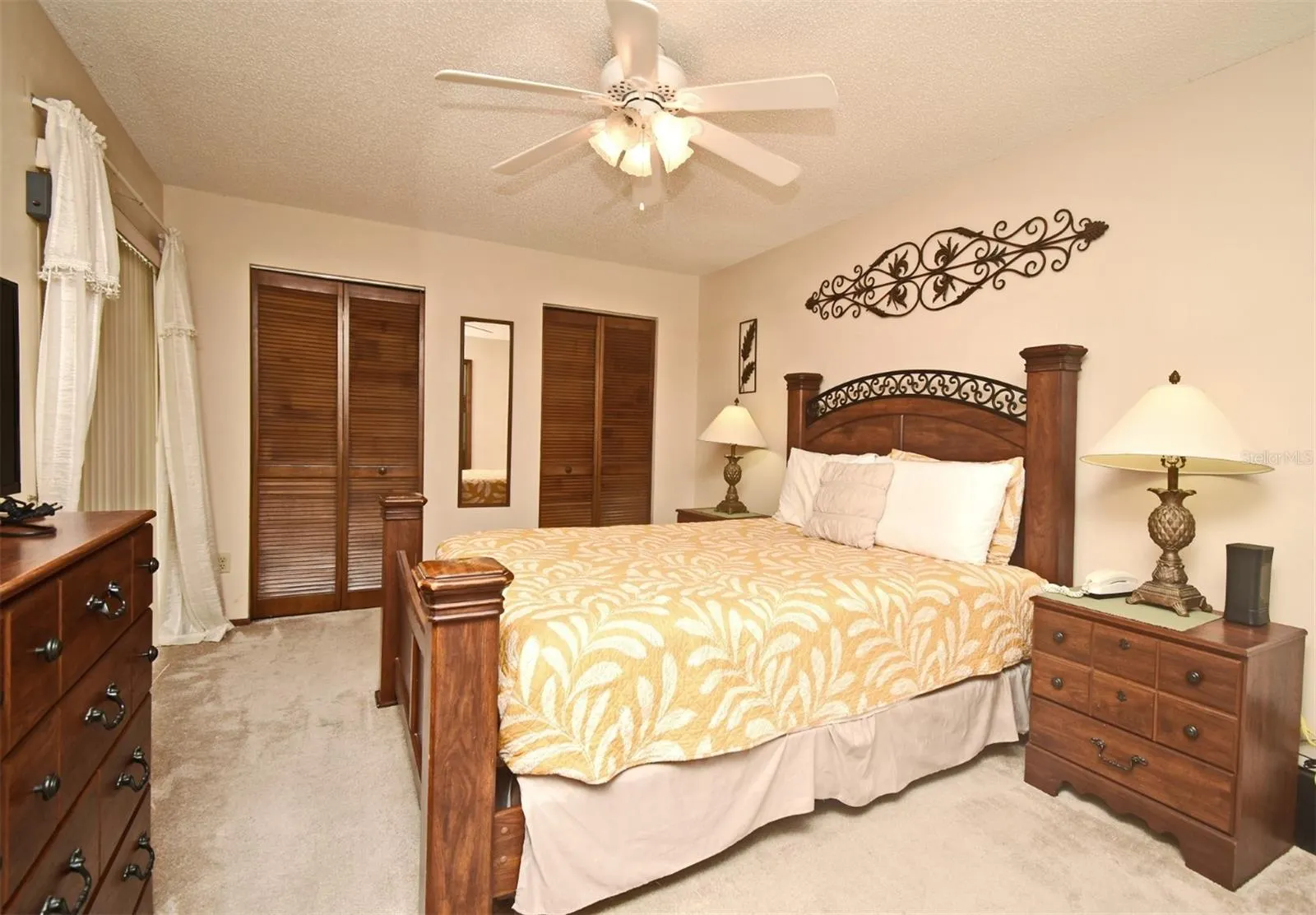 1438 LONDRA LN
