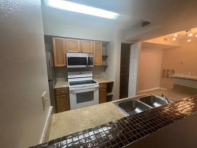 3028 PARKWAY BLVD #203, #203
