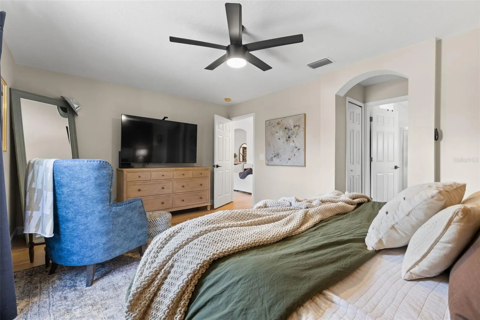 870 BAYOU VIEW DR