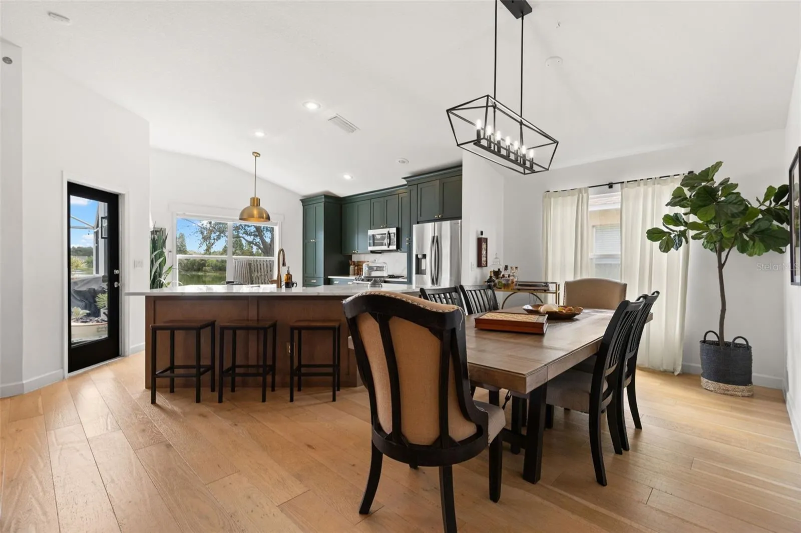 870 BAYOU VIEW DR