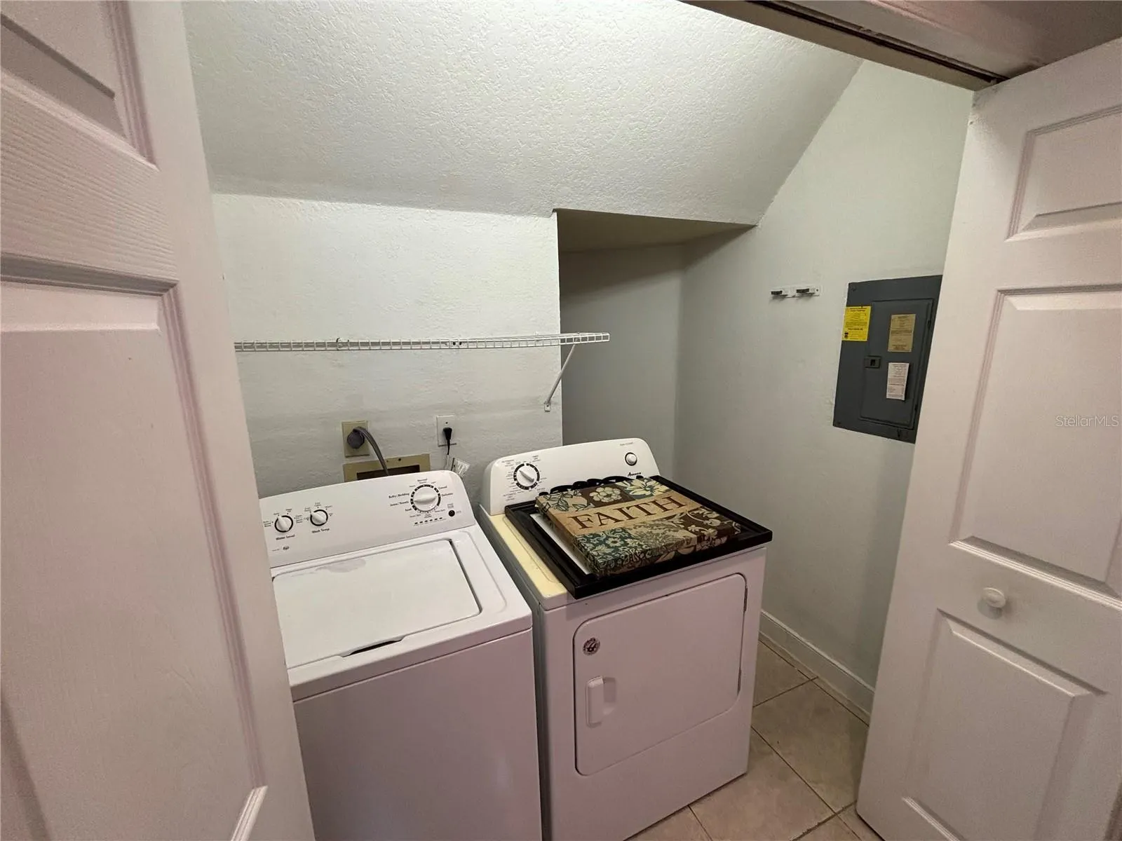 246 DAWN CT