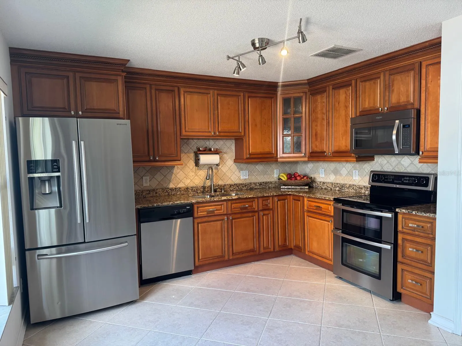 2300 SAPHIRE CT
