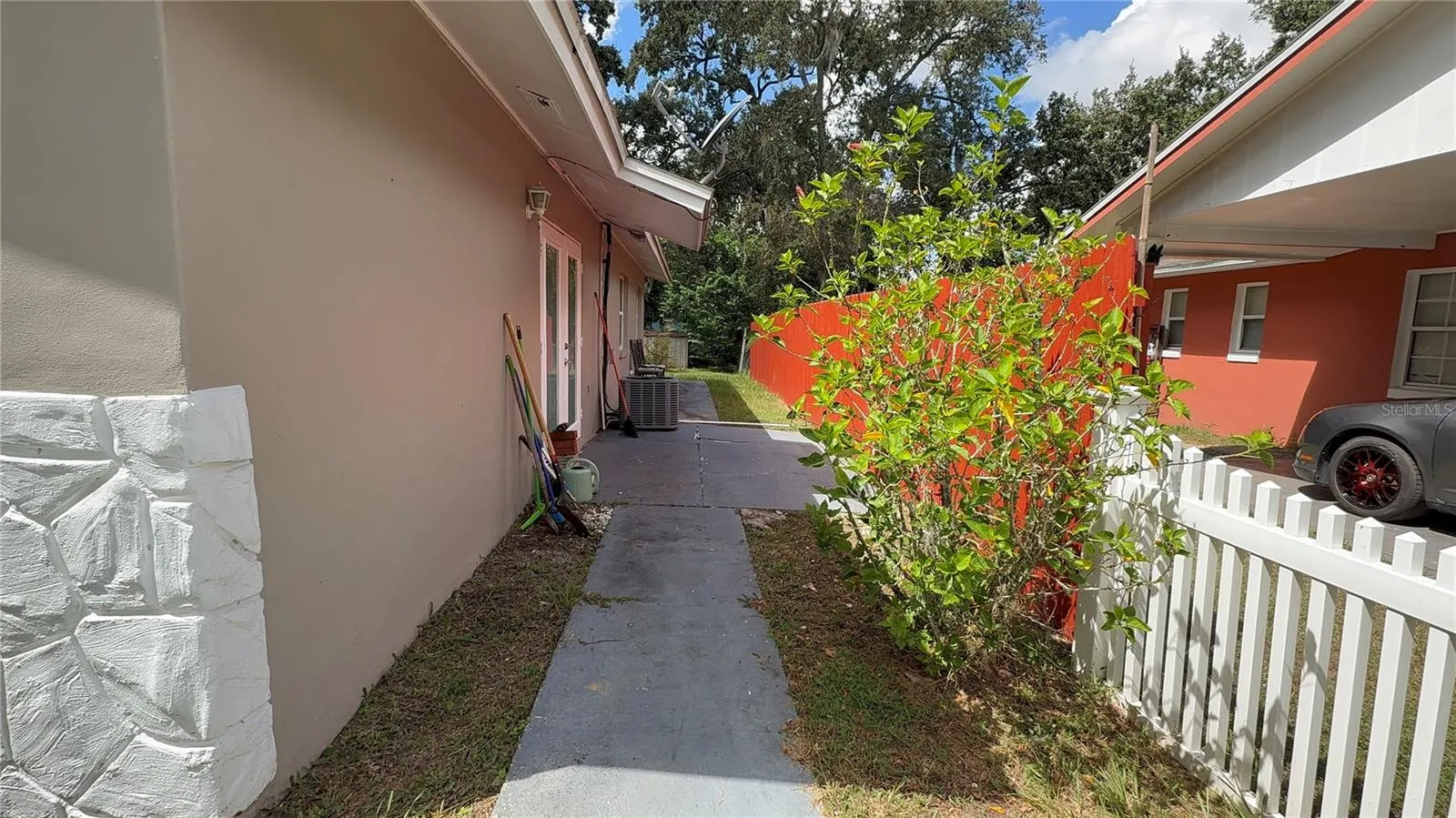 226 ROSLAND DR