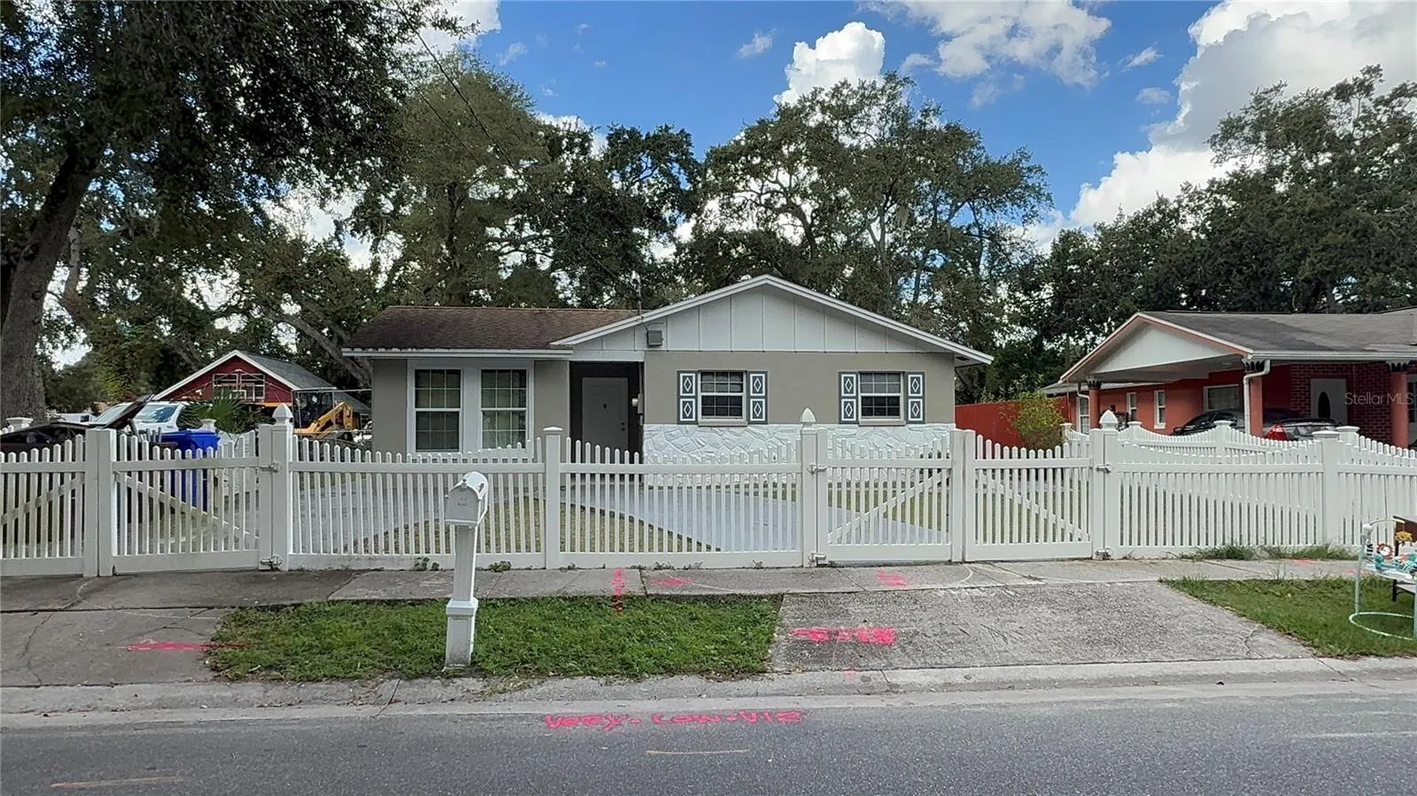226 ROSLAND DR
