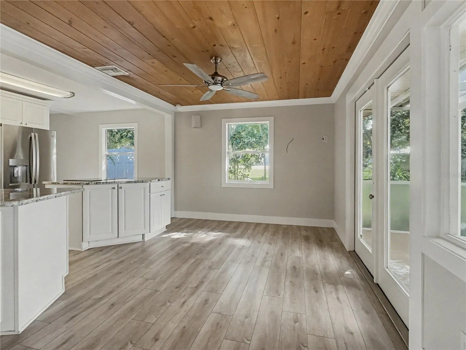 125 LAKE ROY DR