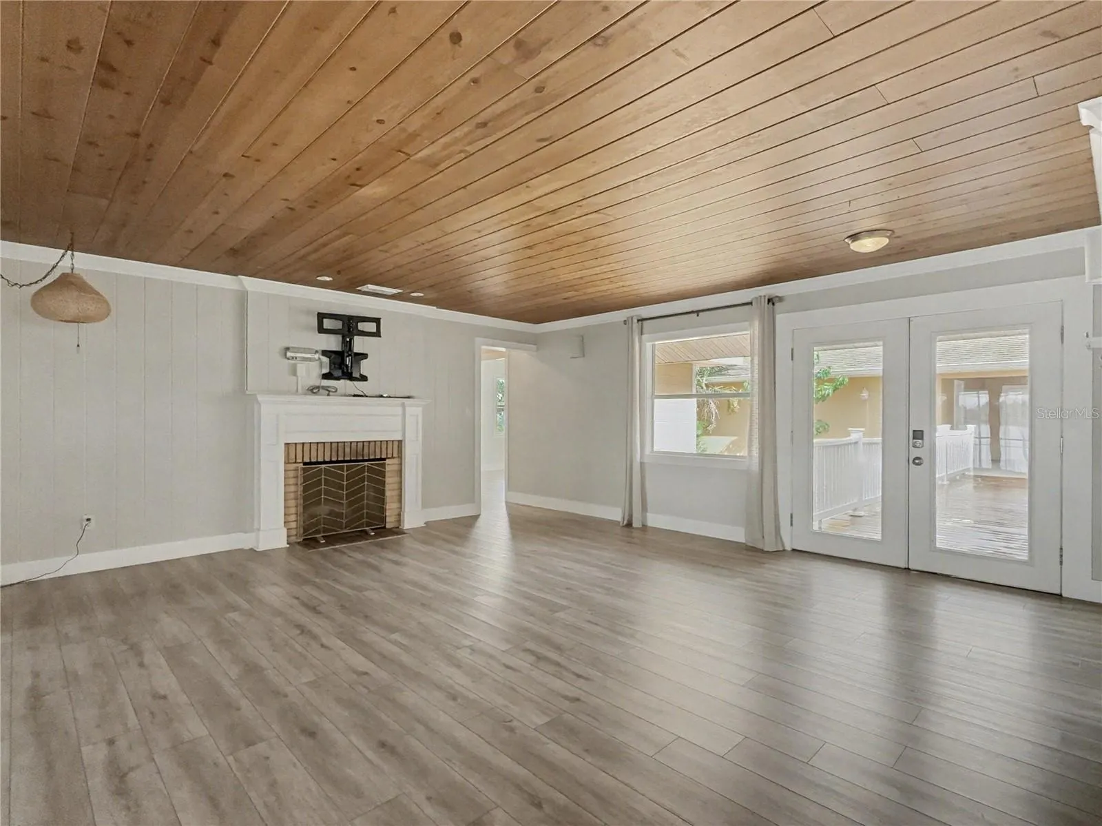 125 LAKE ROY DR