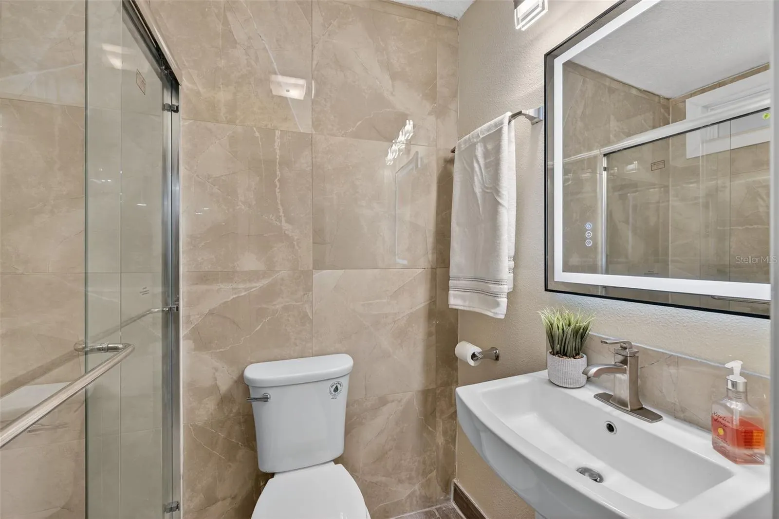 7 E BAY ST