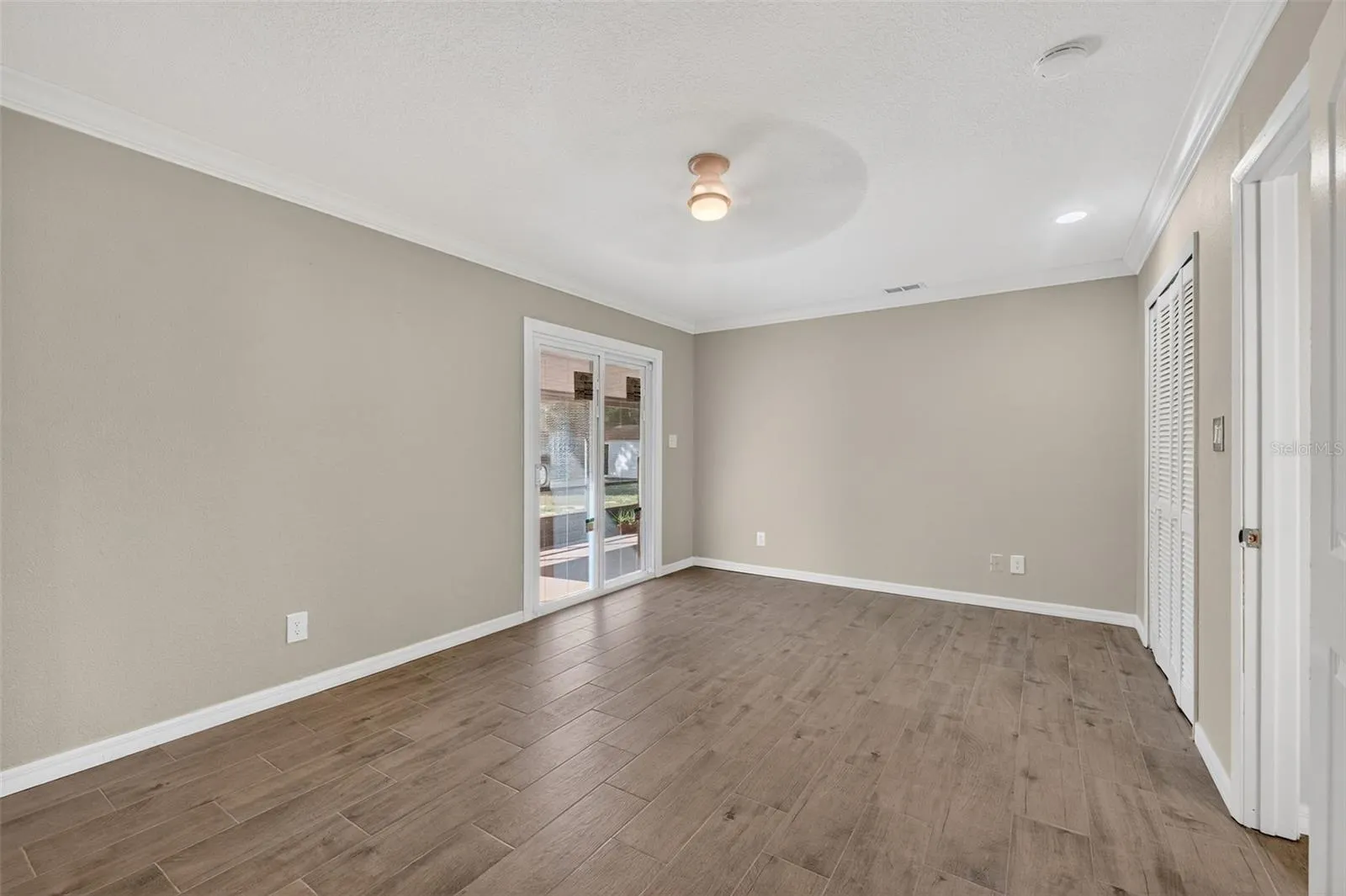 7 E BAY ST