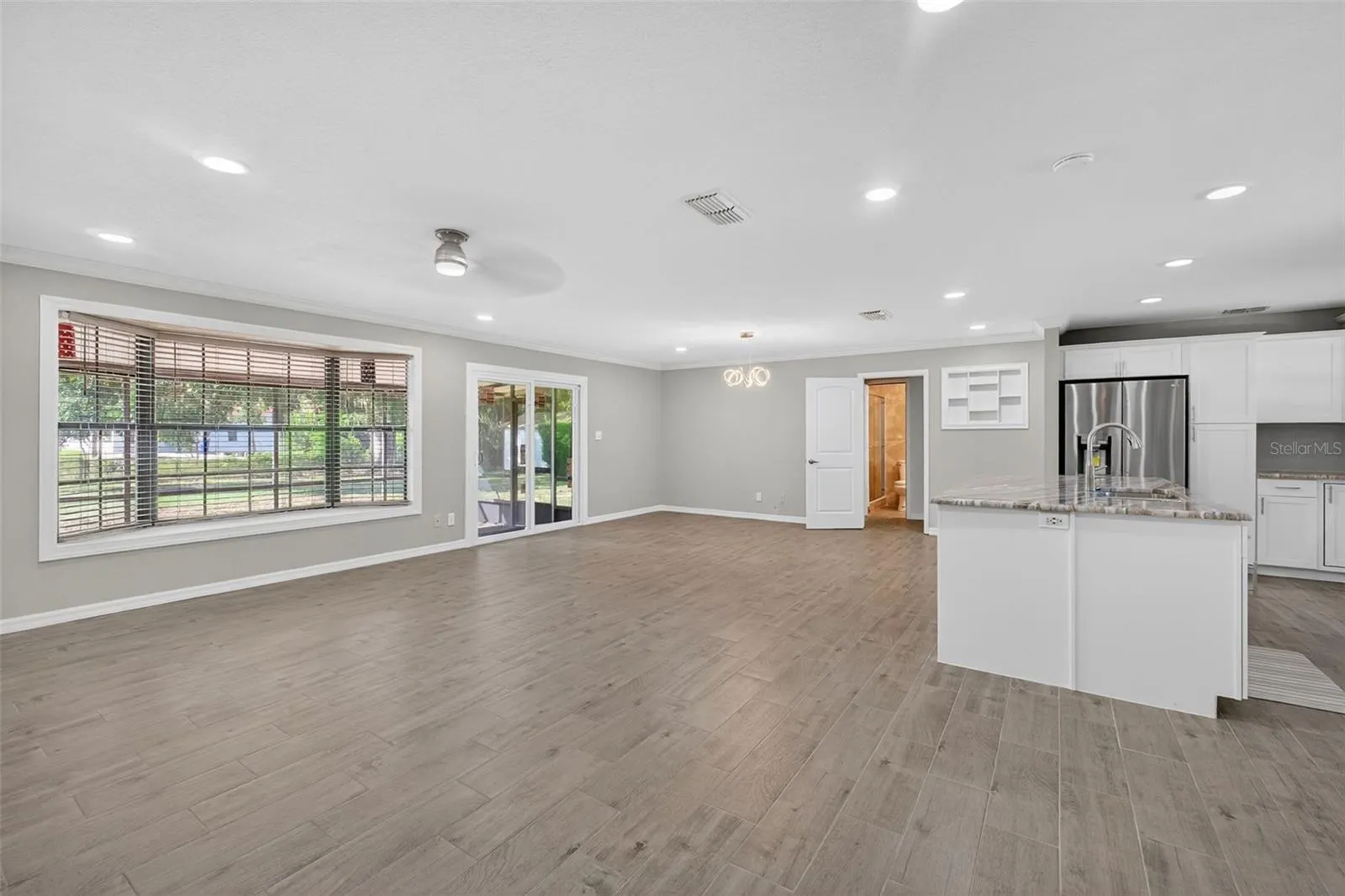 7 E BAY ST