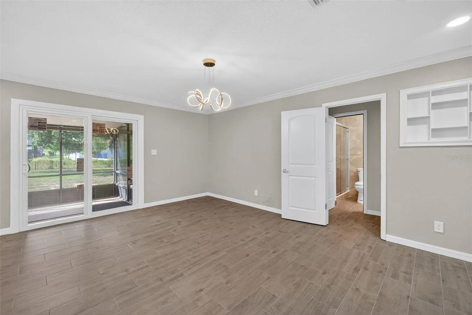 7 E BAY ST