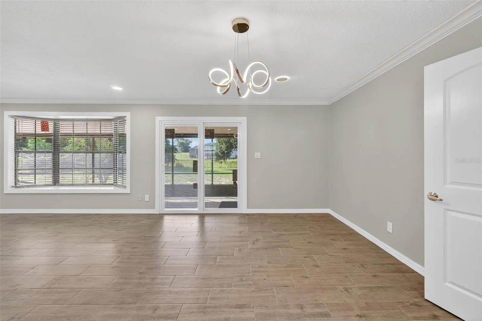 7 E BAY ST