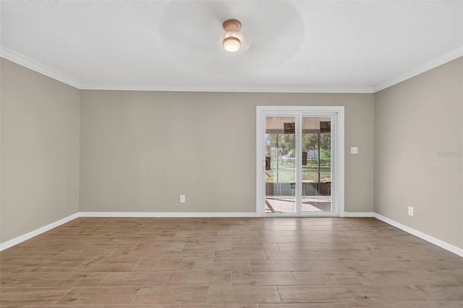 7 E BAY ST