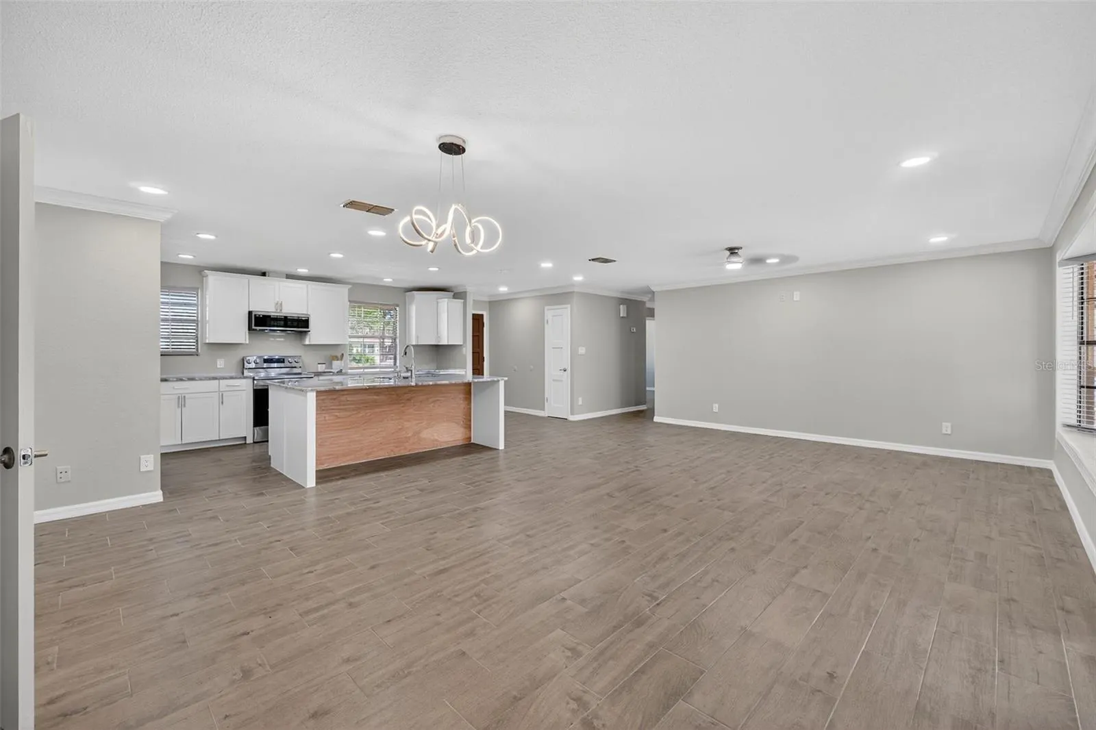 7 E BAY ST