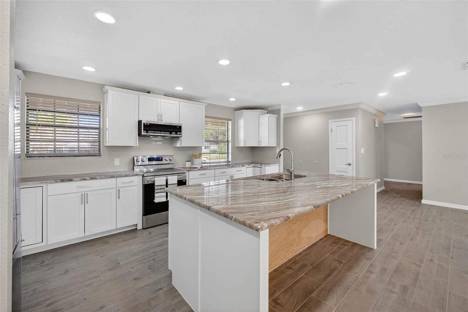 7 E BAY ST
