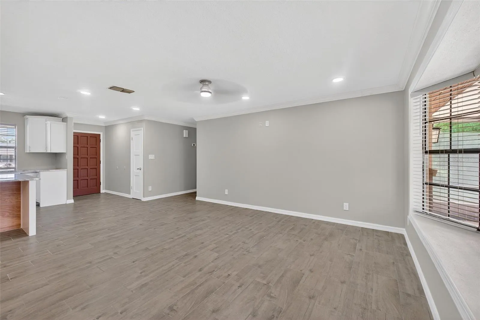 7 E BAY ST