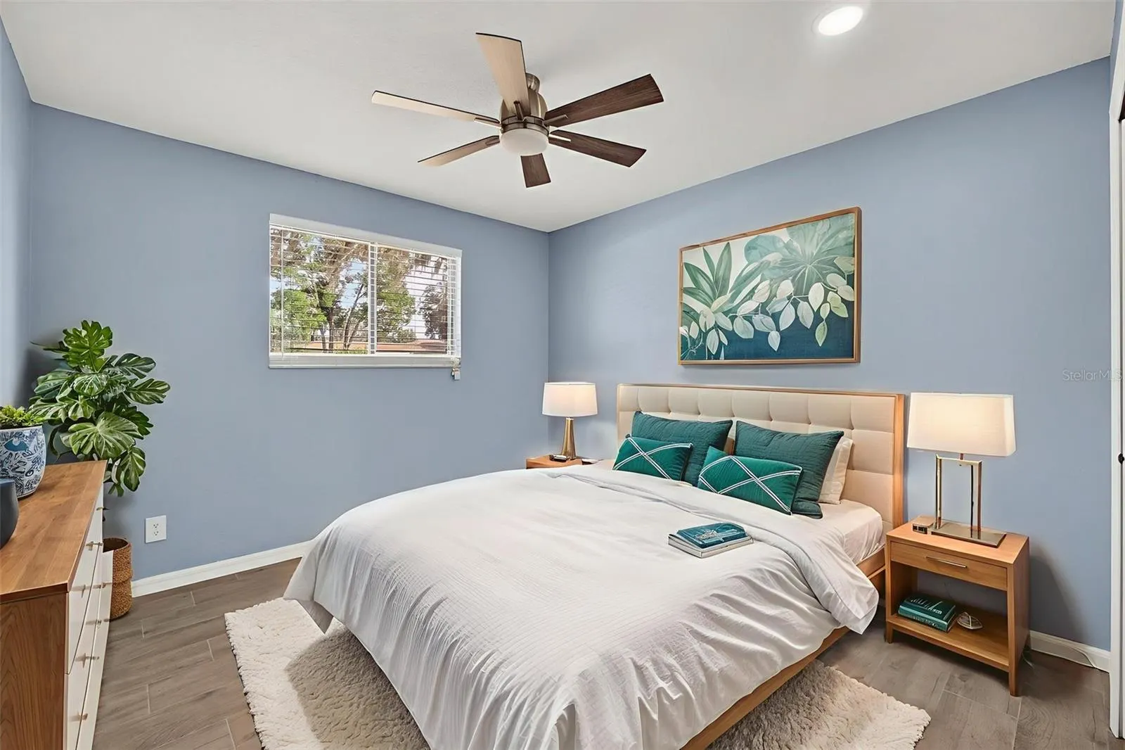 7 E BAY ST
