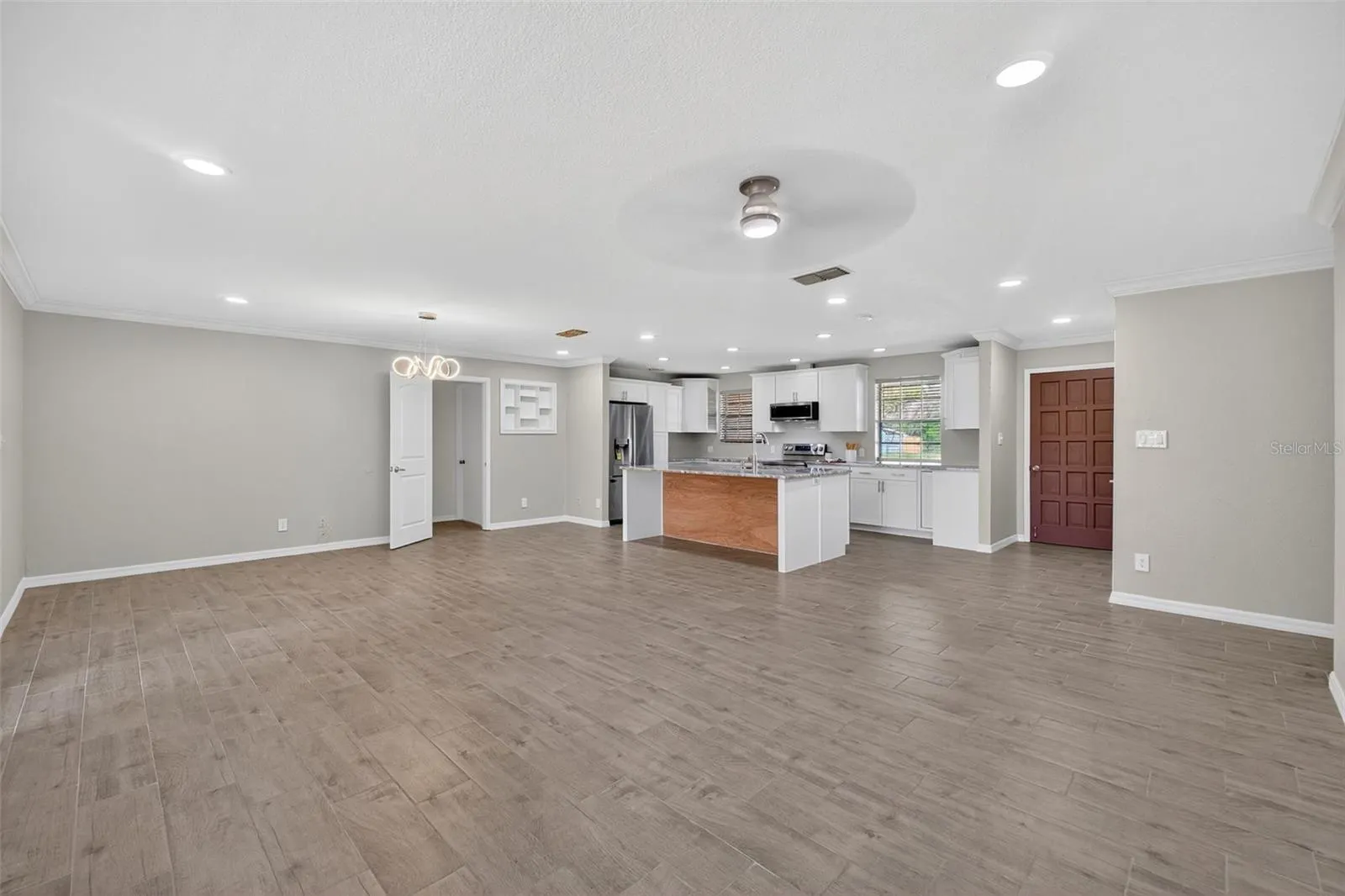 7 E BAY ST